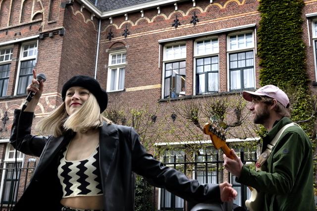 De band Waterleaf voor het raadhuis aan de Radesingel met op de achtergrond een 'schamel' publiek met zangeres Margrieke en Fedde.