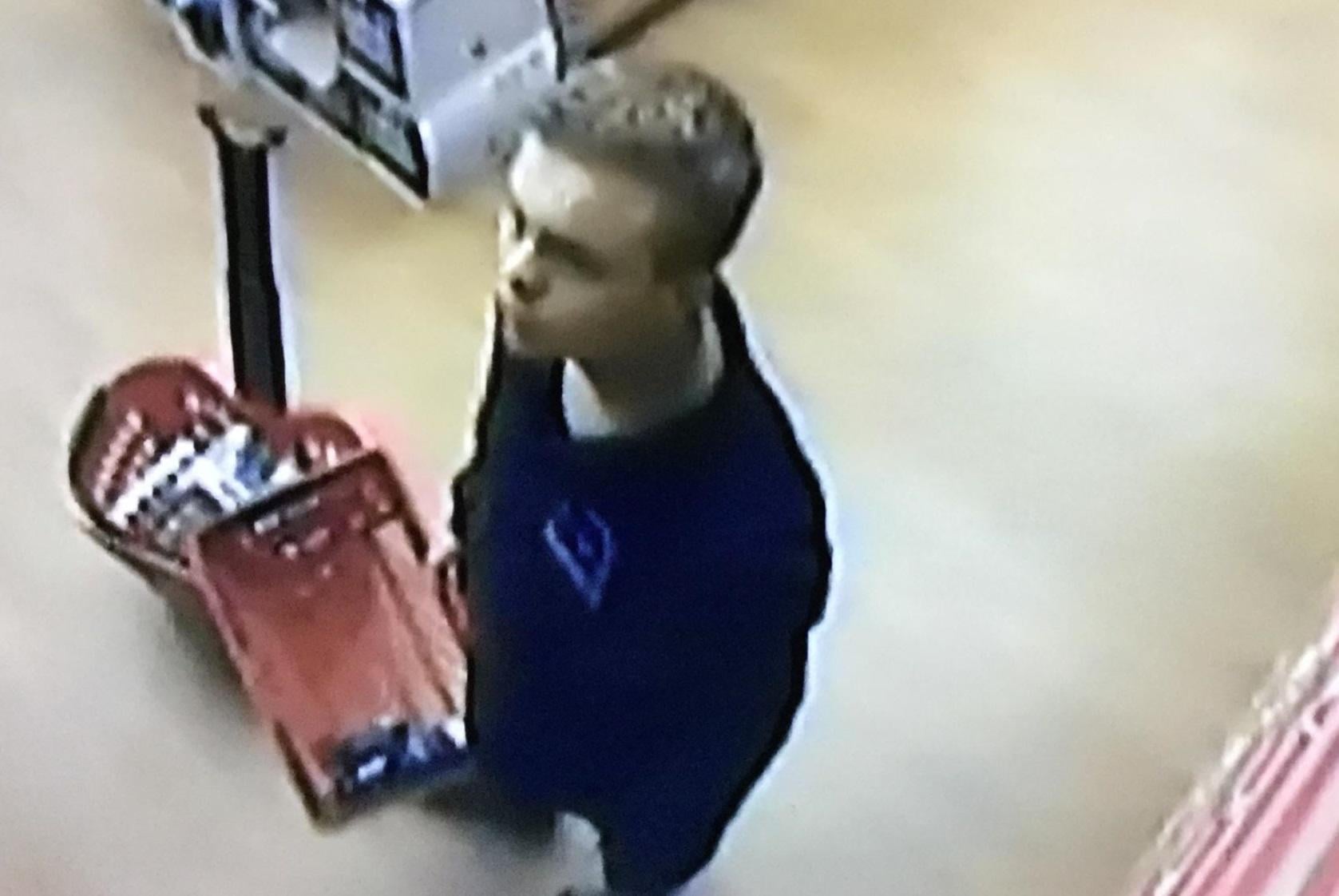 De laatste opname van Ralf Meinema, gemaakt door een beveiligingscamera in de Op=Op Voordeelshop in Klazienaveen.