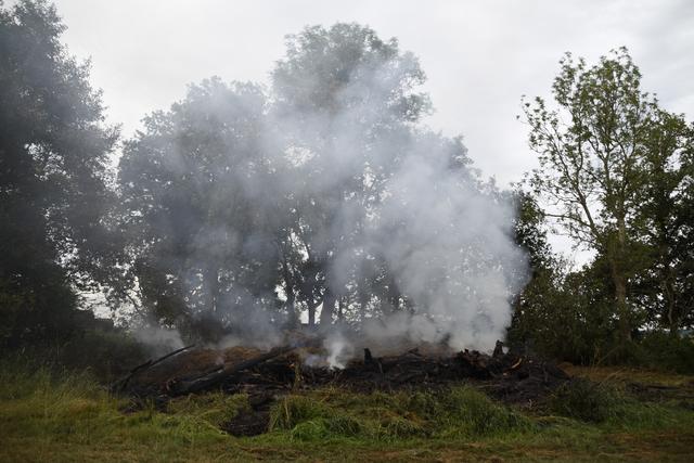 De bult bij Marum begon zondagochtend opnieuw te roken.