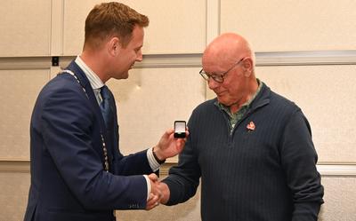 Henk Dooren kreeg de speld van burgemeester Jouke Spoelstra van gemeente Westerveld. 