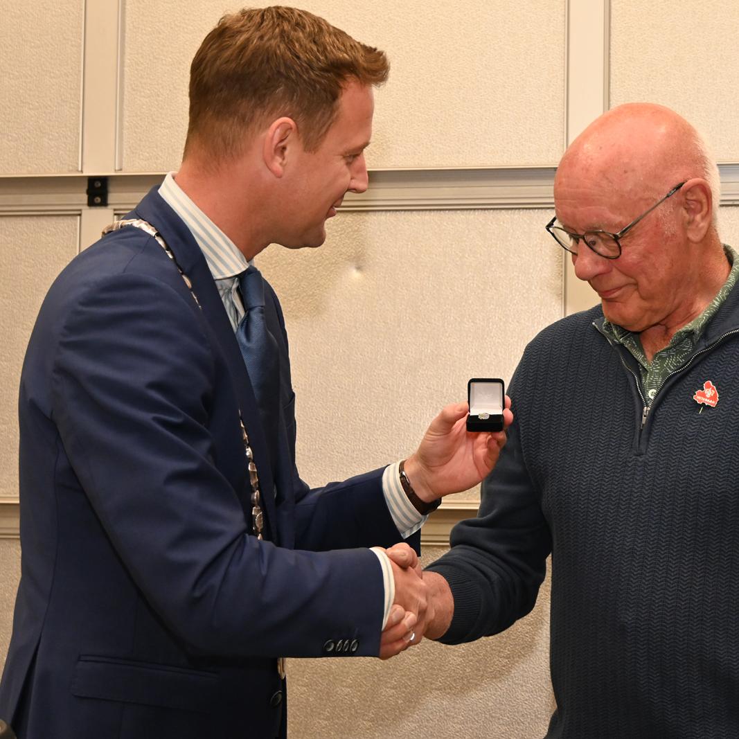 Henk Dooren kreeg de speld van burgemeester Jouke Spoelstra van gemeente Westerveld. 