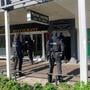 Eén van de politie-invallen op 8 mei in Emmen. Foto: DVHN