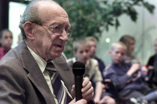 Kinderen van basisscholen stellen in 2001 vragen aan Herman Zilverberg.