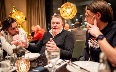 Ernst Söllner (midden) wordt binnenkort directeur bij de voetbalclub.