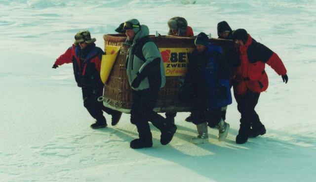De mand van de ballon wordt over het ijs gesleept.
