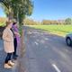 Laura Bakker (links) en Petra van der Veen maken zich grote zorgen over de snelheid van het verkeer op de Domeinweg.