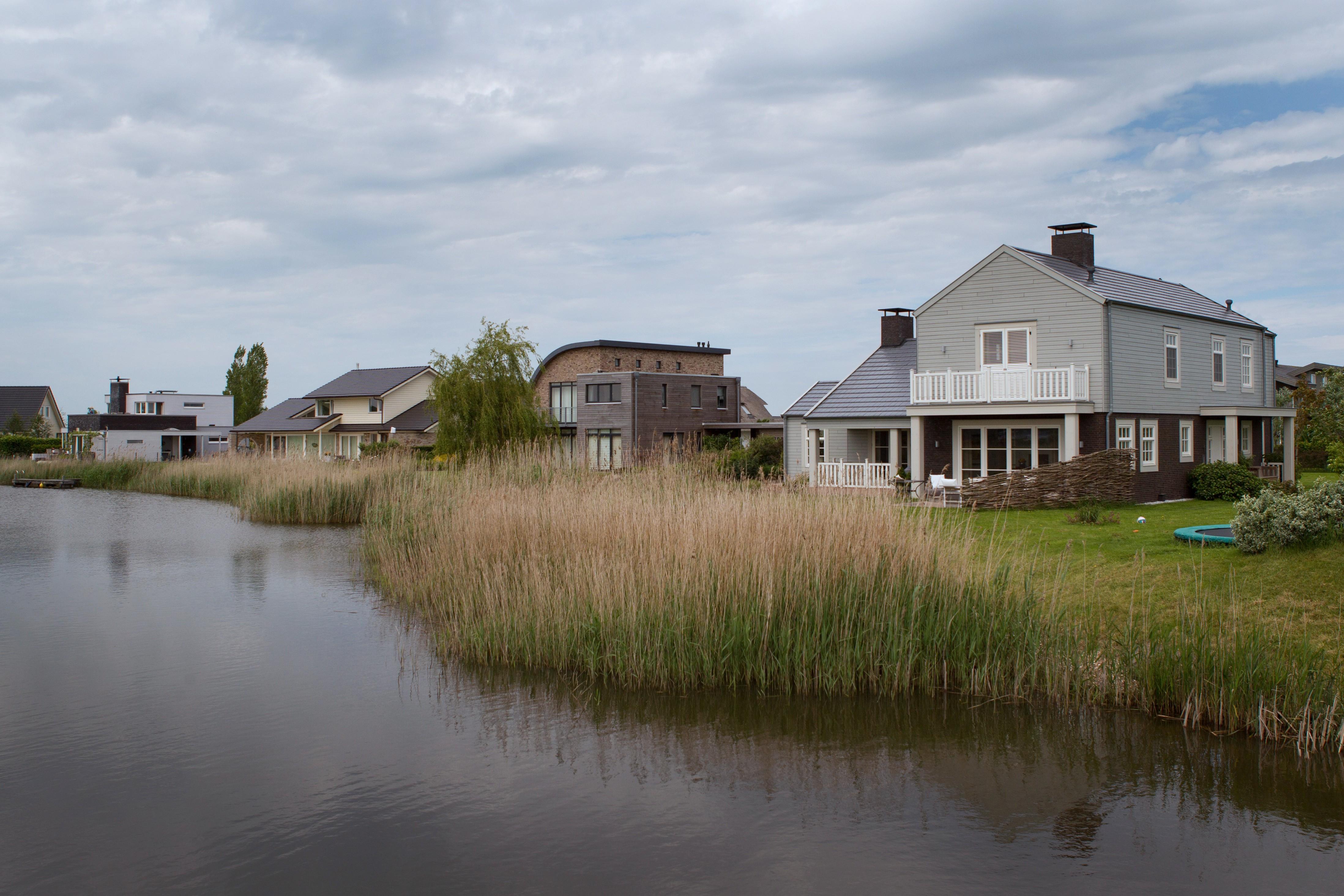 Woningen in woonwijk Het Riet in Blauwestad.  Een inwoner van de wijk stapt naar de rechter omdat hij vindt dat het huis van zijn buurman te hoog wordt.