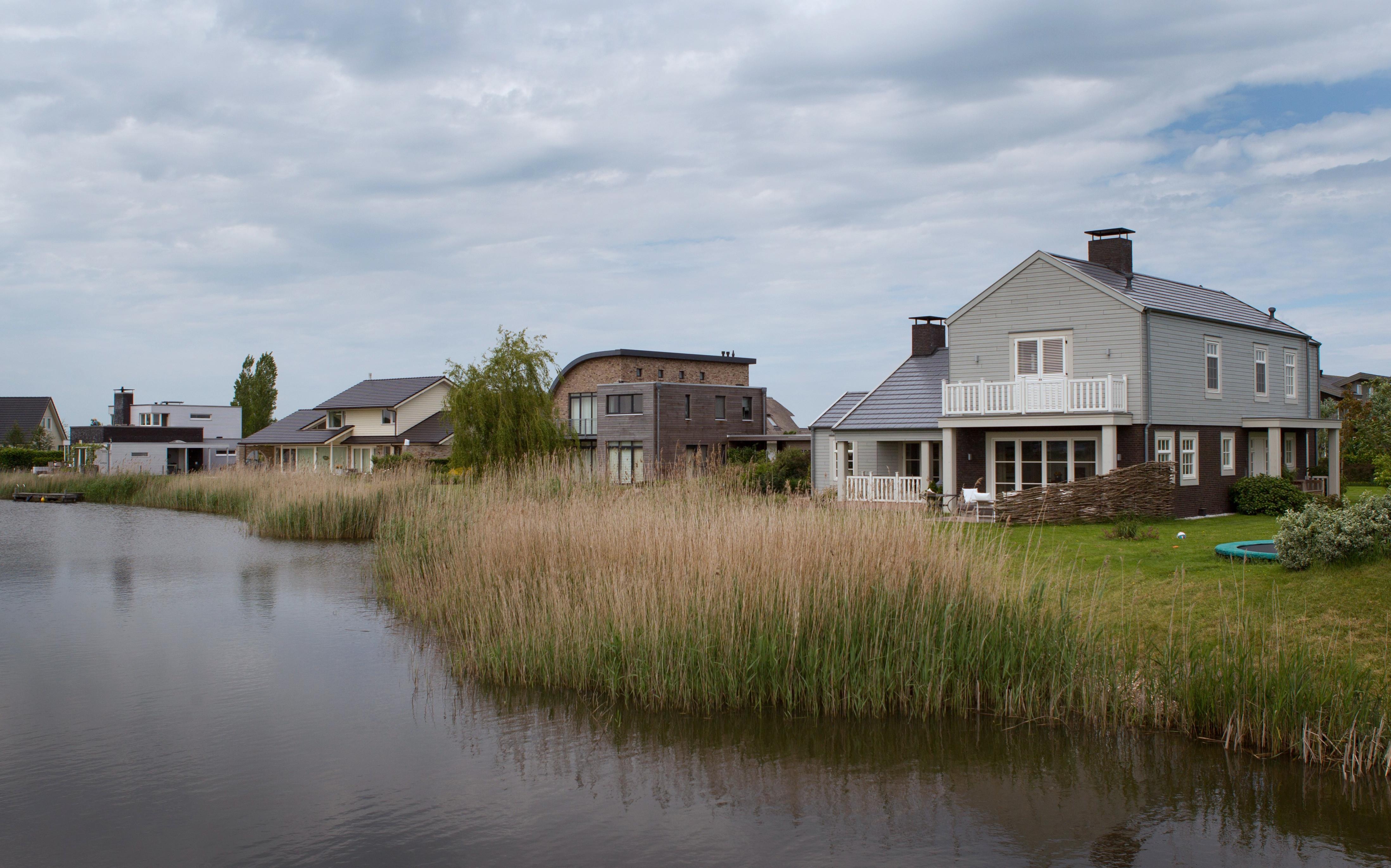 Woningen in woonwijk Het Riet in Blauwestad.  Een inwoner van de wijk stapt naar de rechter omdat hij vindt dat het huis van zijn buurman te hoog wordt.