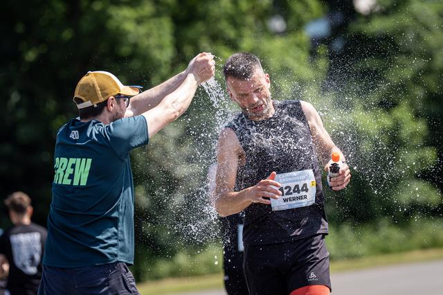 Een loper in Groningen krijgt een flink pak water over zich heen.