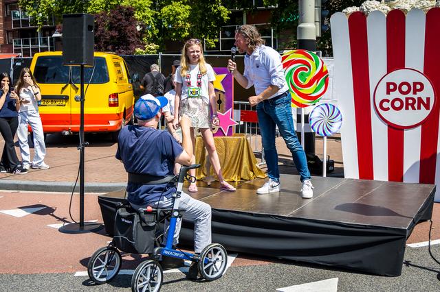 De kermis is geopend met popcorn en lolly's.