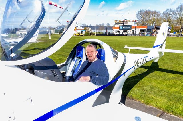 Vliegveldvoorzitter Erwin Slomp stapte in een voor hem onbekende wereld, maar ziet potentie. Op de achtergrond het restaurant en de verkeerstoren.