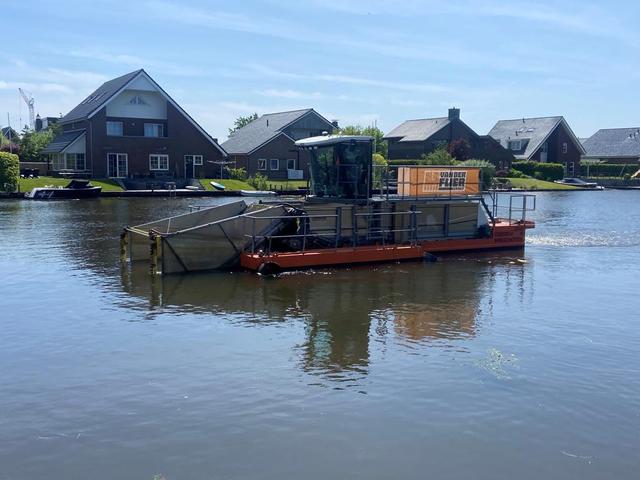 Mert dit vaartuig worden de welig tierende waterplanten uit het Oldambtmeer verwijderd.