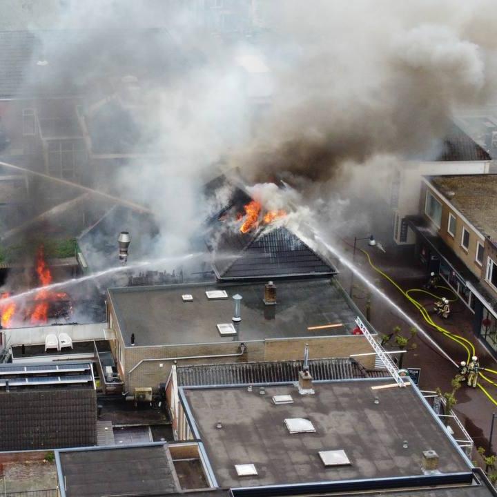 Van twee kanten bestrijdt de brandweer het vuur.