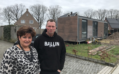 Een piepklein huisje (tiny house) te midden van villa’s aan de Vlonder in Dalerpeel. Directe buren Ellen en Gert van den Brink komen samen met een dozijn andere bewoners in verzet tegen het bouwwerk. 