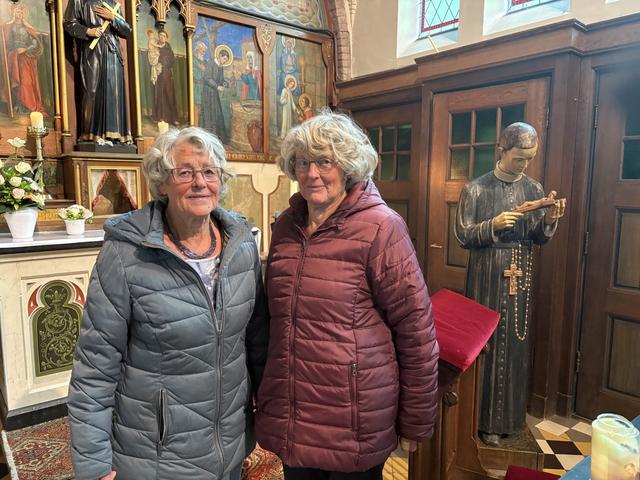 Gerda Ahlers-Neehoff (links) en haar tweelingzus Miep Biemans-Neehoff spreken schande van de diefstal uit de kerk. 