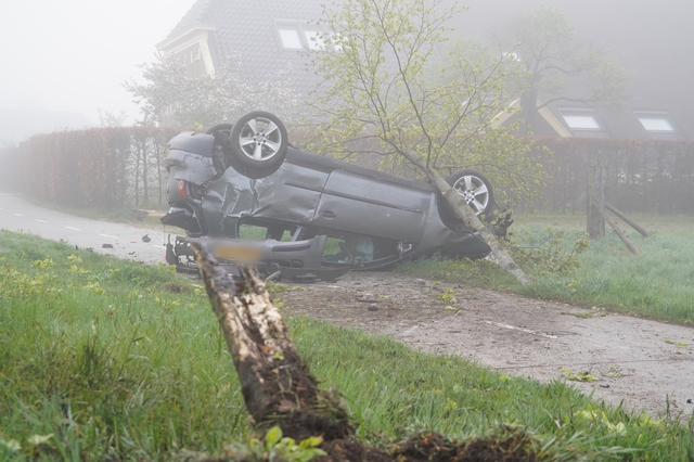 De man raakte een vluchtheuvel, daarna twee bomen en vloog over de kop
