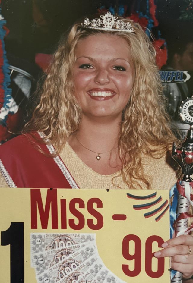 Dunja Naber-Prins na haar uitverkiezing tot Miss Le Barrage 1996.
