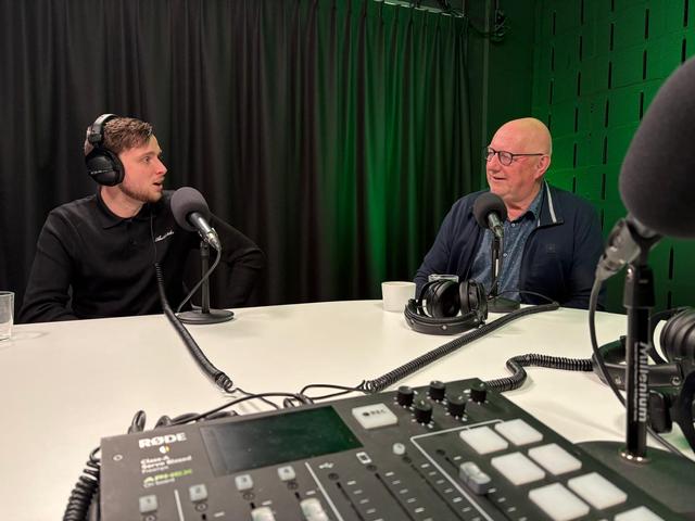 Glenn Arts (links) in gesprek met sidekick Wim Hegen tijdens de opname van onze podcast over het amateurvoetbal, Tikkie Breed. 