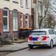 De politie voert onderzoek uit in het pand in Hoogezand waar Ivan de dood vond.