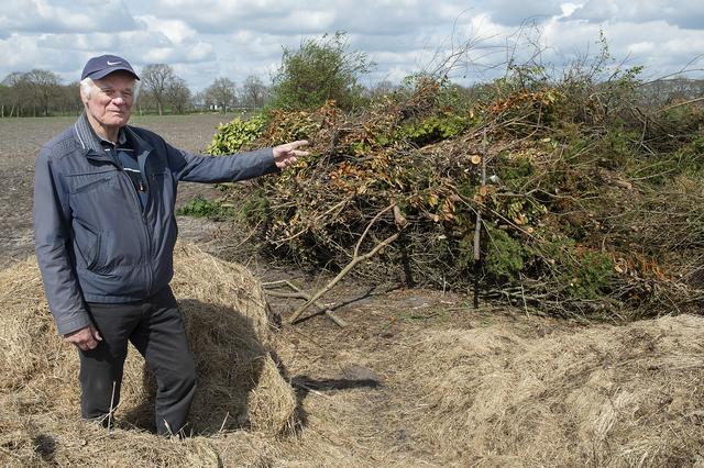 Jans Rabbers bij een paasbult in de landerijen bij Erm. ,,De beschikbaarheid van snoeihout is een groeiend probleem.''