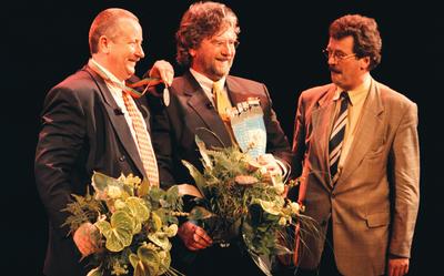 Op 13 mei 1998 won Cordial in Winschoten de eerste Groninger Ondernemingsprijs. Directeur Henk Rengers (links) en zijn partner Tanne Bosker van Cordial nemen de felicitaties van CdK Hans Alders in ontvangst.