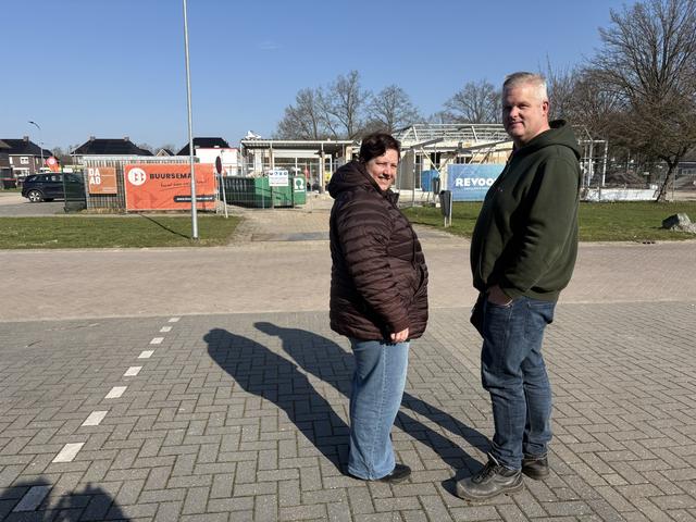 Sabine en Patrick Heidotting op de oprit van hun woning. Op achtergrond het terrein van het Neptunusbad.