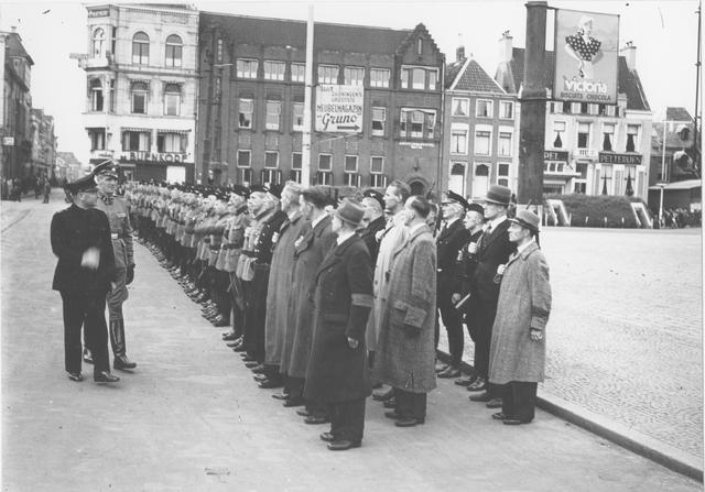 NSB-leider Anton Mussert tijdens een inspectie van de landwacht op de Grote Markt in Groningen in 1943. 