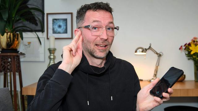 Marcin Karwinski (47) is doof maar wordt toch vaak gebeld door het ziekenhuis én het UWV. Zijn verhaal staat niet op zichzelf.