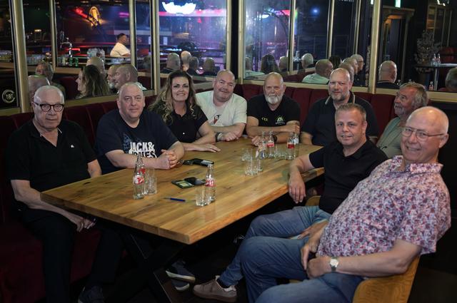 Terugblikken op de tijd van toen. Van links naar rechts: Bé Wardenburg (eigenaar), Richard Gerth (dj), Dunja Naber-Prins (miss Le Barrage), Jordan Boers (barkeeper), Bert 'Spek' Tholen (barkeeper), Henry Wardenburg (barkeeper, organisator reünie), Gerrit Prins (manusje van alles), Erwin Hovenkamp (vaste klant, organisator reünie) en Jaap Wardenburg (eigenaar). 
