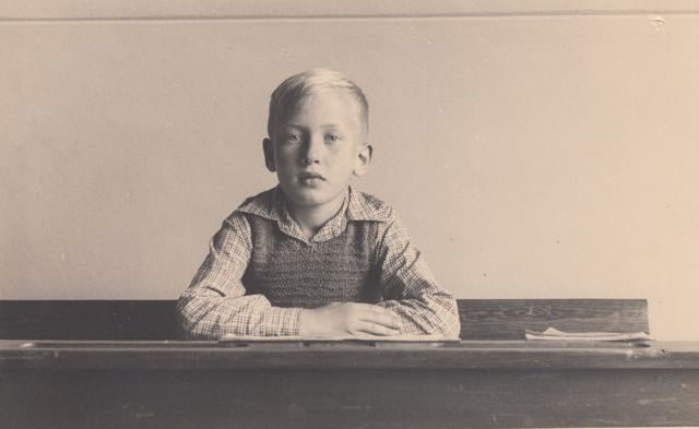 Jan Pol als jonge boerenzoon in Drenthe, in de late jaren veertig of vroege jaren vijftig.