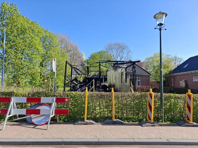 Van het monument resteert na de brand niet veel meer.
