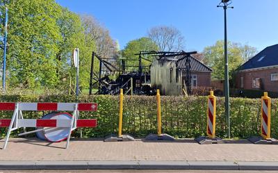 Van het monument resteert na de brand niet veel meer.