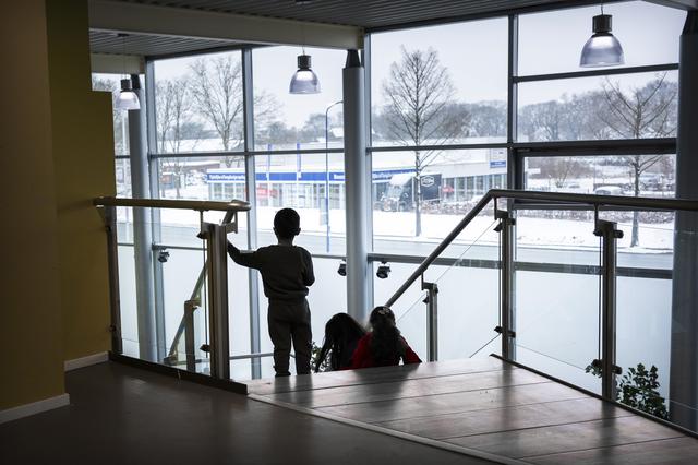 Kinderen spelen op de trap.