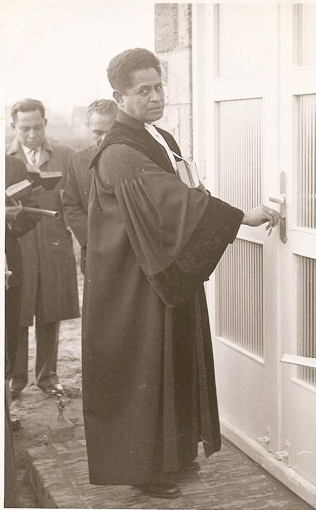 Een foto in de kerk van Samuël Metiary, de Molukse kerkelijk leider uit Assen die de Eben-Haëzer in 1960 opende.
