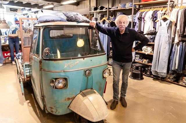 Wie Gerans binnenkomt stuit al snel op de oude driewieler Piaggo Ape, met kleiding uitgestald in de laadbak.