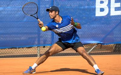 Sidané Pontjodikromo is actie tijdens de finale van het ITF-proftoernooi van Haren, in september jongstleden. Die wedstrijd verloor hij van Thiemo de Bakker.