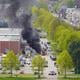 Auto vat vlam op parkeerplaats bouwmarkt in Groningen.