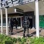 Eén van de politie-invallen op 8 mei in Emmen.