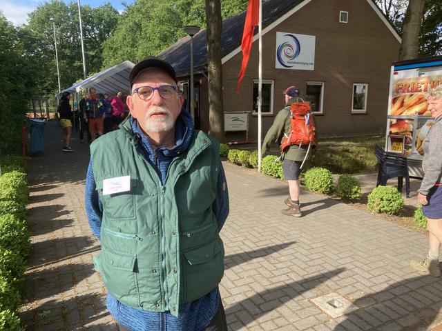 Andries de Vries, voorzitter van de Drentse Wandelvierdaagse. Dit jaar is de 32ste editie van het evenement met de start- en finishplek in Odoorn.