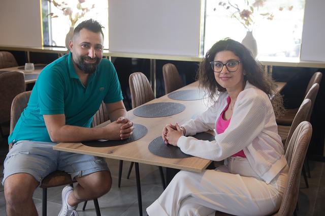 Het uit Syrië afkomstige stel Serob Serob en Heba Kadah in hun restaurant in Nieuw-Amsterdam. Sarob werkte eerder jarenlang in loondienst in de horeca. 