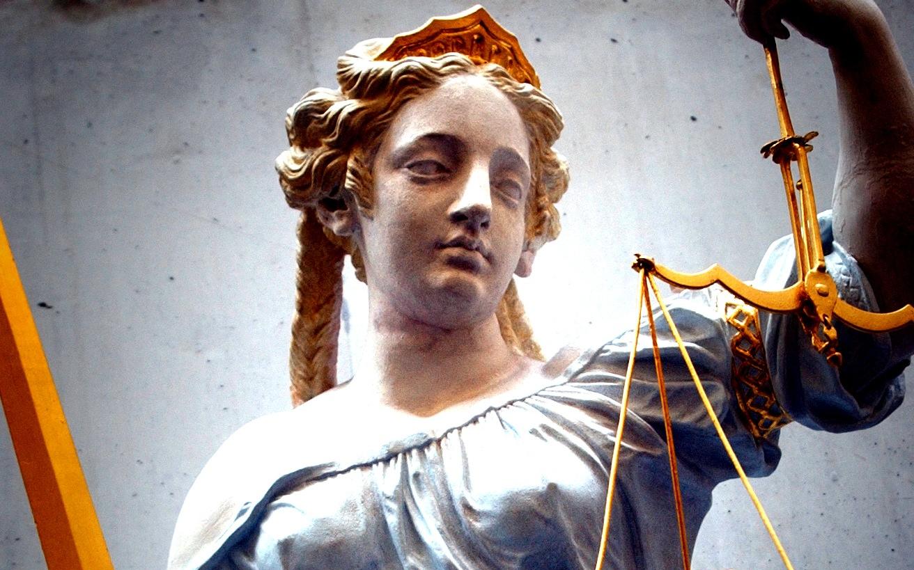 Een standbeeld van Vrouwe Justitia in Groningen.