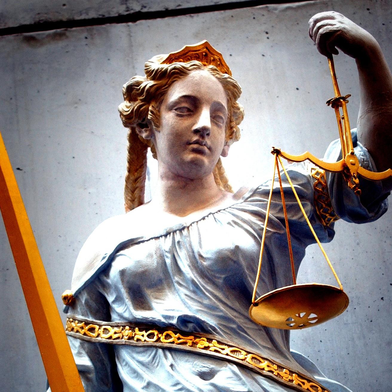 Een standbeeld van Vrouwe Justitia in Groningen.