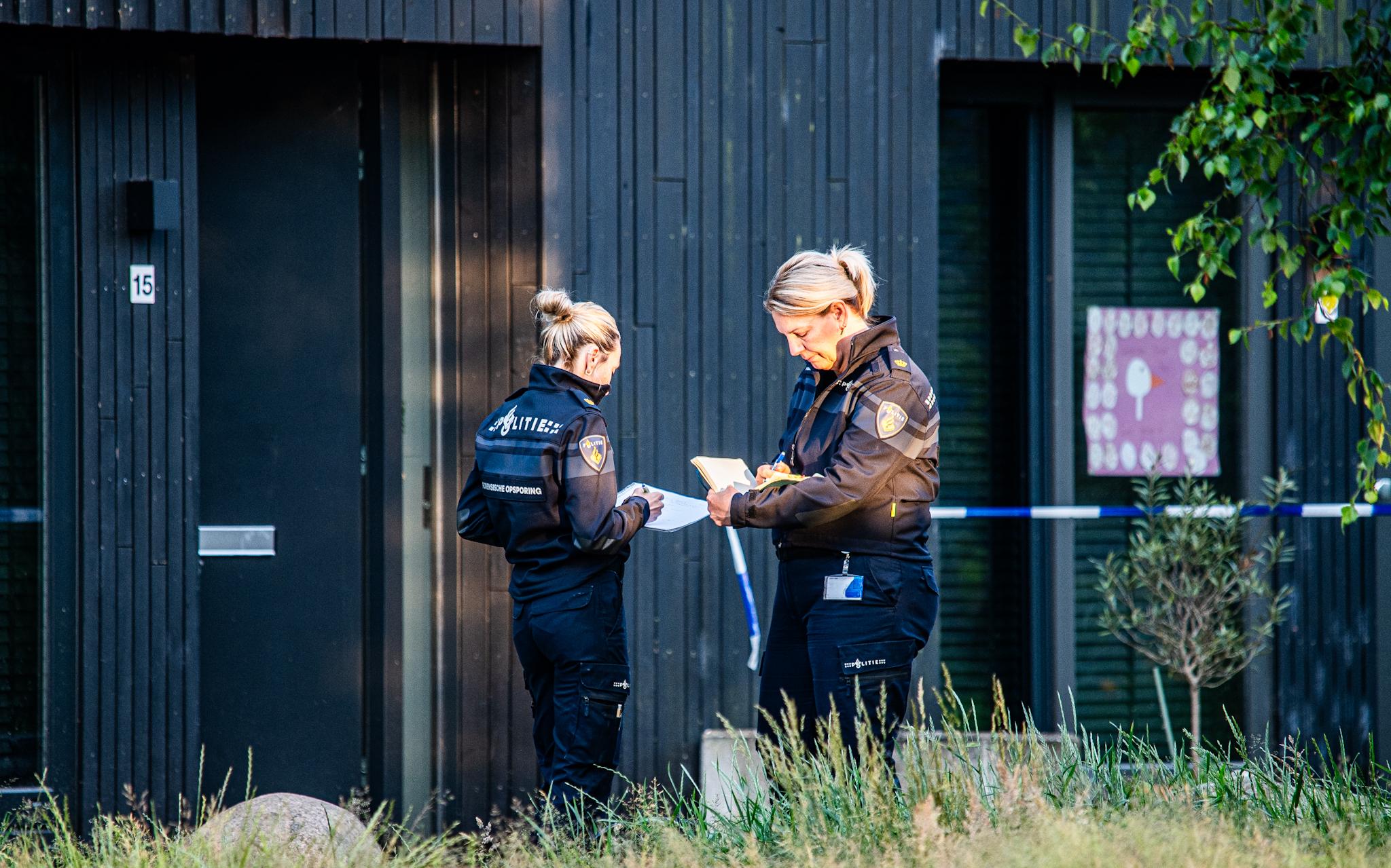 De politie doet onderzoek bij de woning waar een echtpaar gedood werd.
