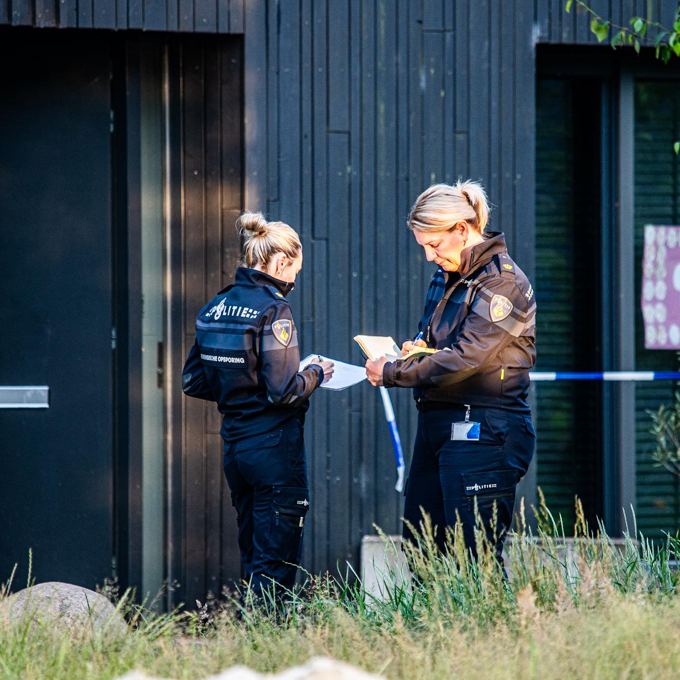 De politie doet onderzoek bij de woning waar een echtpaar gedood werd.