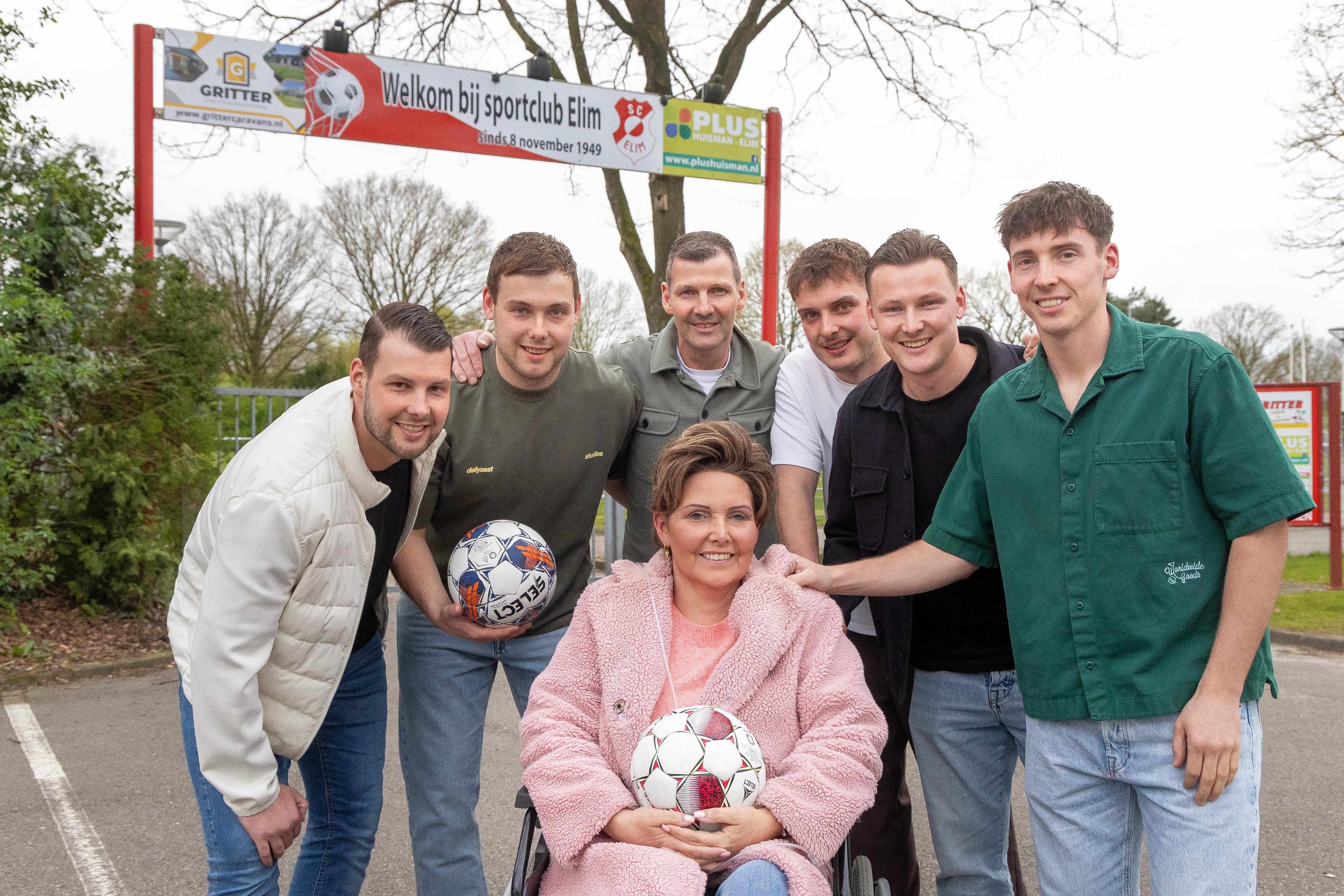 Roelie Doldersum met haar man en vijf voetballende zoons. V.l.n.r. Daymen, Senn, echtgenoot Gerrit, Boaz, Mike en Jay. 