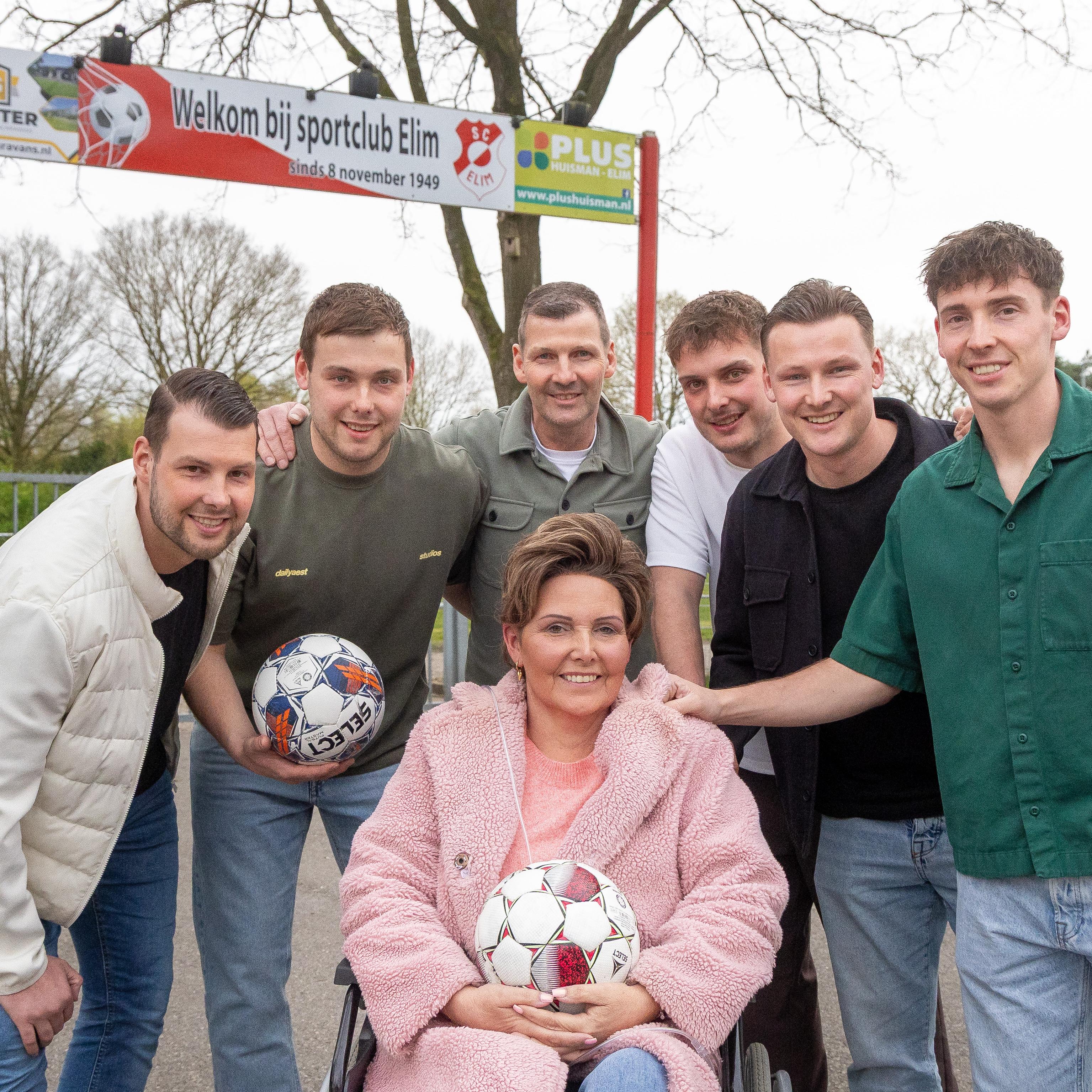 Roelie Doldersum met haar man en vijf voetballende zoons. V.l.n.r. Daymen, Senn, echtgenoot Gerrit, Boaz, Mike en Jay. 