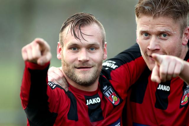 Martijn Drent (links) juicht na weer een doelpunt voor WVV. Naast hem teamgenoot Niels van Delden. 