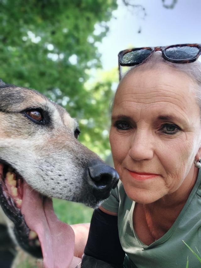 Hélène Huis in ‘t Veld (58) uit de Rivierenbuurt en hond Mana.