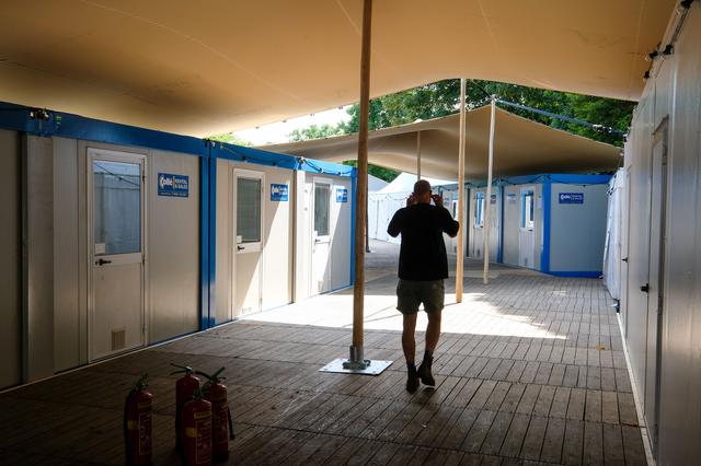 Aan de rand van het terrein, schuinachter het podium, is een mini-dorp gebouwd. Hier komen de kleedkamers van de artiesten en hun entourage. 