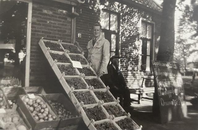 Lambert Rosies verloor al vroeg zijn moeder. Zijn vader zit op deze foto op het bankje achter hem.